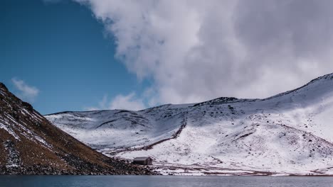 vista de la laguna principal en el volcán nevado de toluca, en un lapso de tiempo que muestra a los muchos turistas atraídos por el lugar después de una nevada que rara vez ocurre en méxico