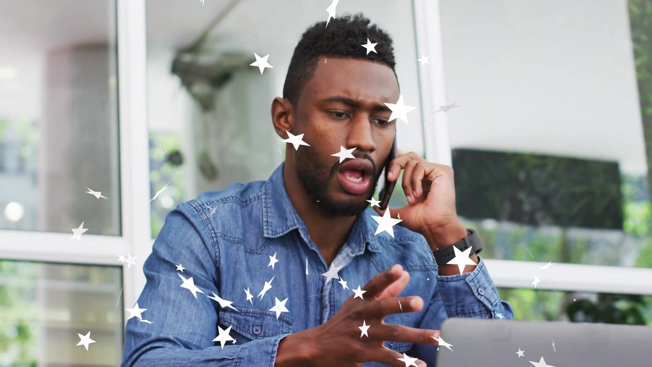 Uomo che riceve una chiamata di lavoro, risponde e digita al laptop mentre un overlay a stella oscura la visuale.