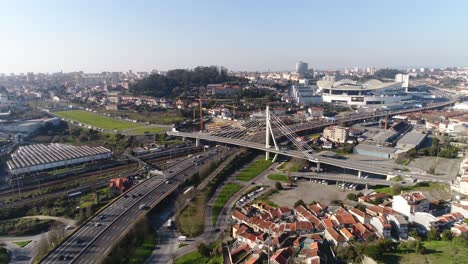 Drohne-Fliegt-An-Einem-Sonnigen-Tag-In-Der-Stadt-Porto-über-Eine-Straße-Mit-Verkehr
