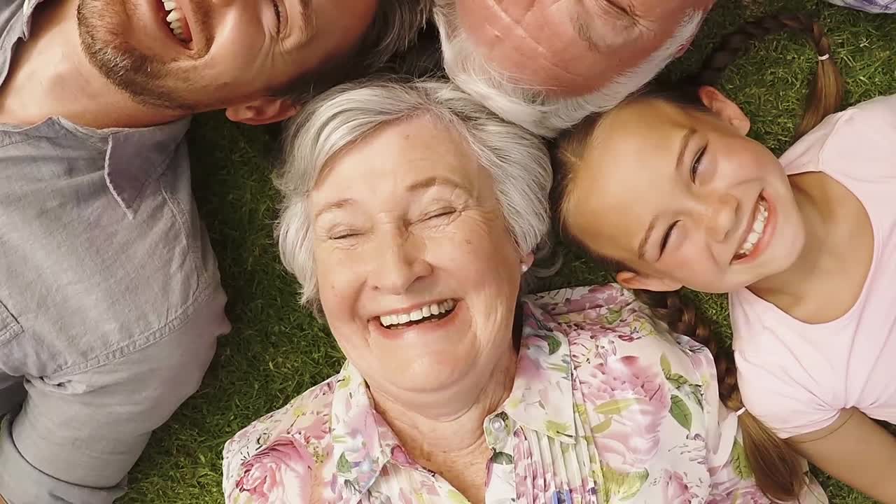 정원에서 누워 있는 가족