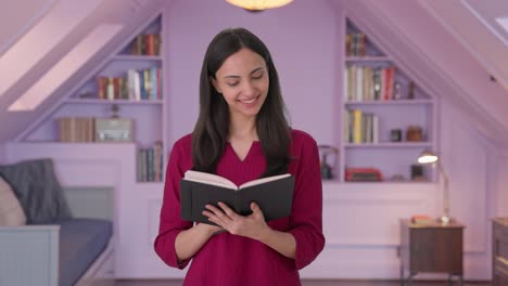 mujer india feliz leyendo un libro