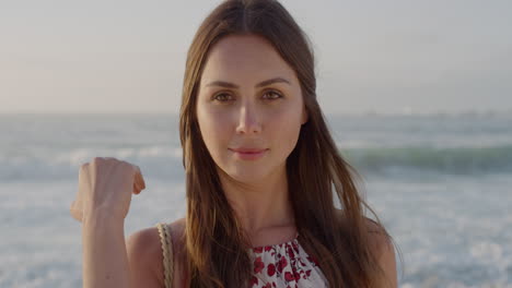 retrato de una joven feliz disfrutando de las vacaciones de verano corriendo de la mano a través del cabello en una vibrante playa soleada vacaciones de verano