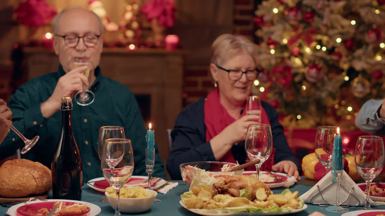 celebración de la cena de navidad en familia