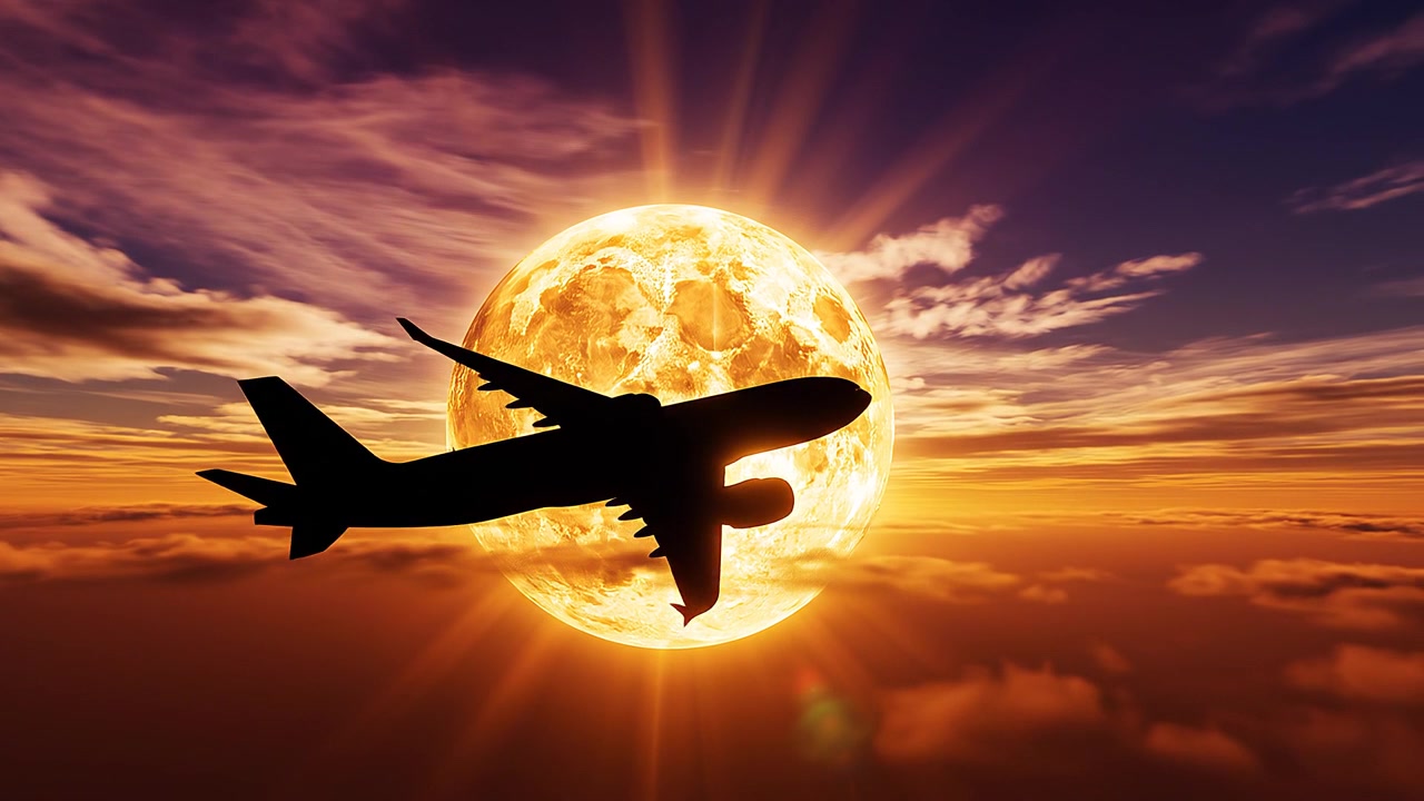 Sagoma di aereo che vola attraverso una massiccia luna arancione e luminosa.