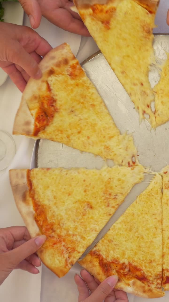 Mani che prendono fette di pizza calda al formaggio
