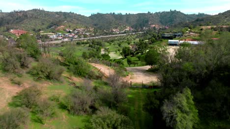 Montañas-Verdes-Y-Frondosas-En-Un-Vivero-De-árboles-Cerca-De-La-Ruta-68-De-Santiago-A-Valparaíso,-Chile