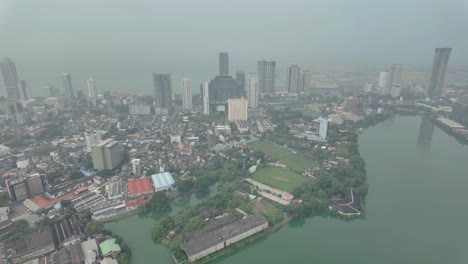 vista aérea de parte de la ciudad de colombo, incluido un lago artificial desde la torre del loto en colombo, sri lanka en un día brumoso