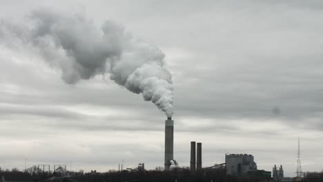 Planta-De-Energía-Alimentada-Por-Carbón-Pila-De-Humo-Contaminación