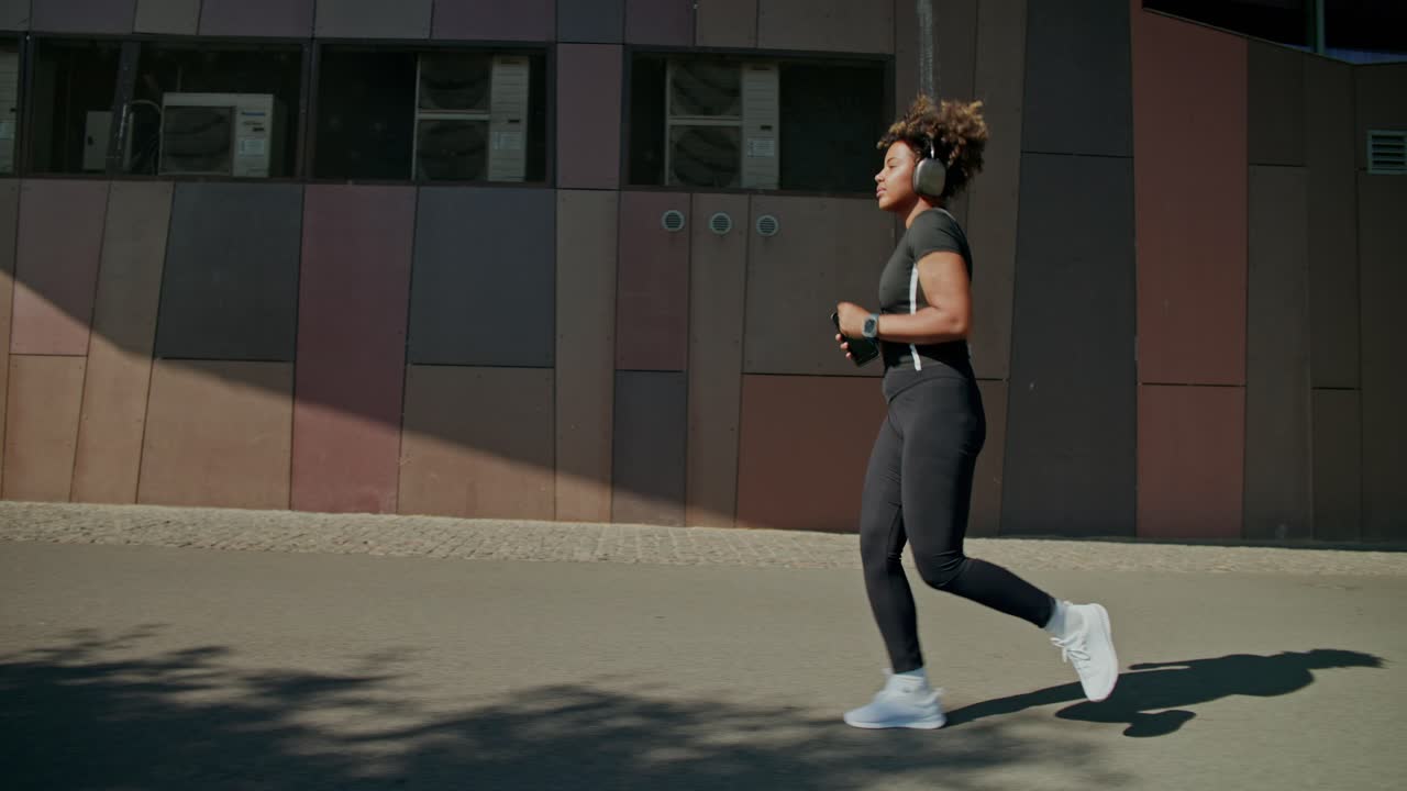 Donna che fa jogging in ambiente urbano