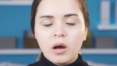 Close-up-of-young-woman-looking-around-and-looking-at-camera-in-amazement.