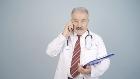 el doctor está hablando por teléfono.