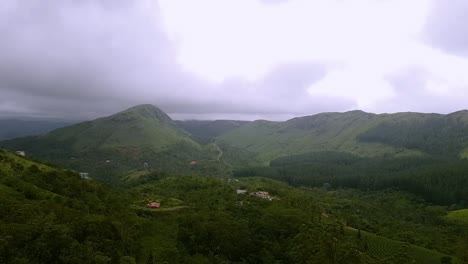 Lapso-De-Movimiento-De-Nubes-De-Tormenta-Moviéndose-Rápido-En-La-Cima-De-La-Montaña-En-Vagamon,-Kerala,-India