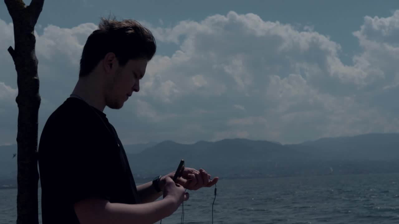 헤드폰 을 착용 하는 청소년 2