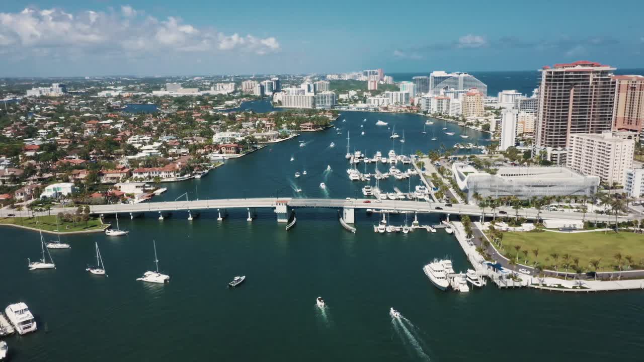 미국 플로리다주 포트로더데일의 이스트 라스 올라스 대로를 달리는 차량들