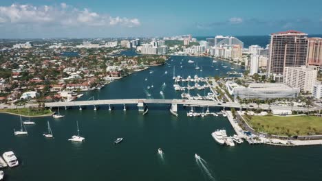 Vehículos-Circulando-Por-El-Este-De-Las-Olas-Boulevard-En-Fort-Lauderdale,-Florida,-Estados-Unidos