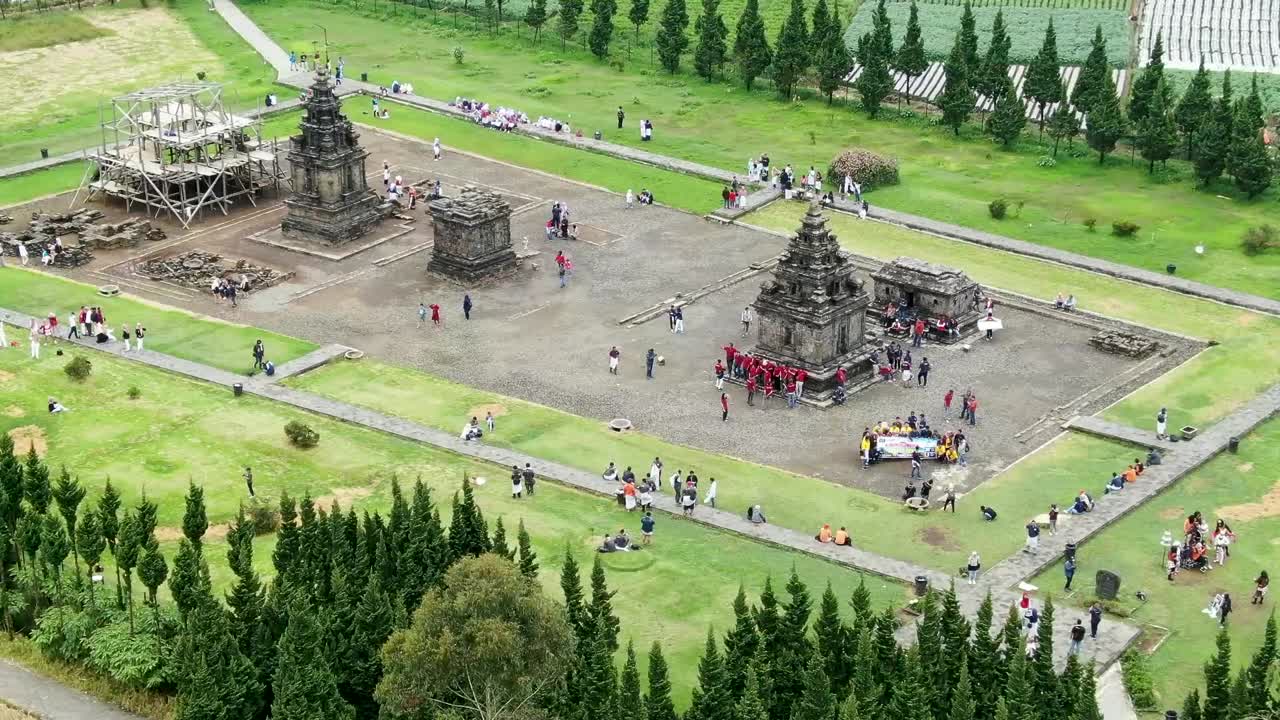 lugar de destino para turistas: templo de arjuna en la meseta de dieng, vista de órbita aérea