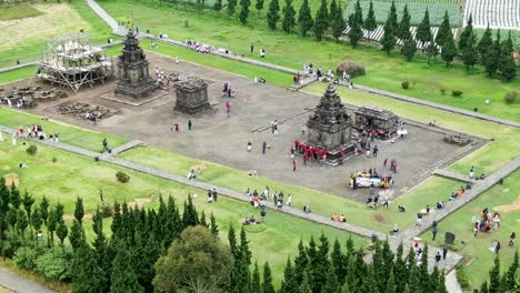 Lugar-De-Destino-Para-Turistas:-Templo-De-Arjuna-En-La-Meseta-De-Dieng,-Vista-De-órbita-Aérea