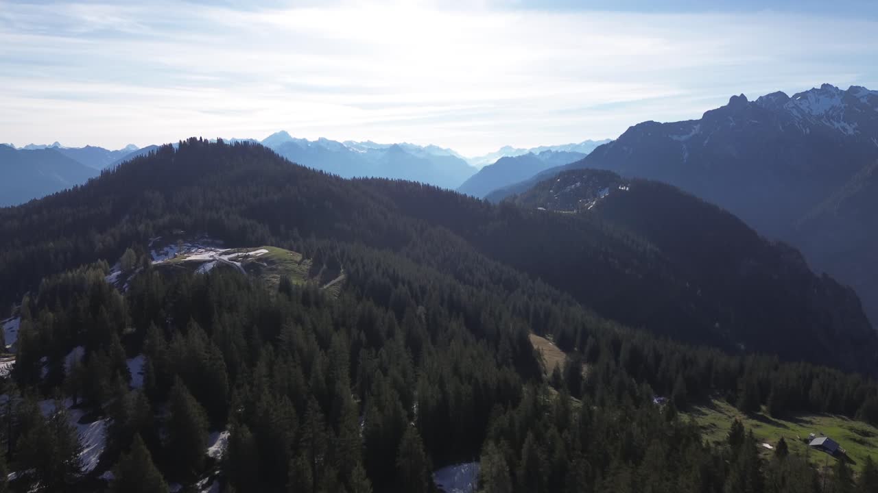 tomada de aviones no tripulados de las montañas de los alpes austriacos en la zona de esquí bürserberg, austria, europa