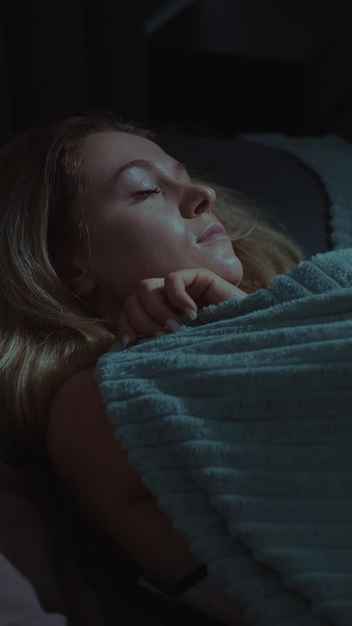 mujer durmiendo en la cama por la noche