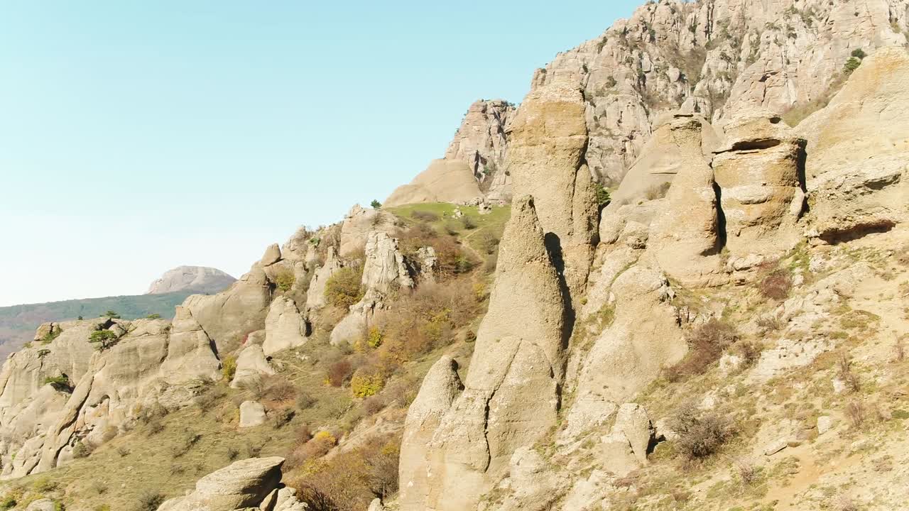 산의 바위 형성을 가진 가을 풍경