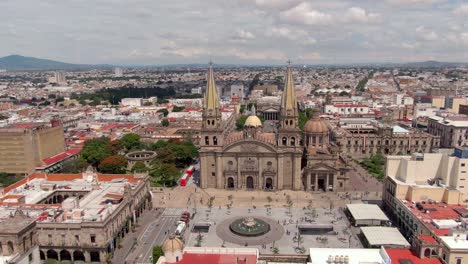 catedral de guadalajara y ayuntamiento - vista exterior de la catedral de la asunción de nuestra señora en la metrópoli de jalisco en méxico