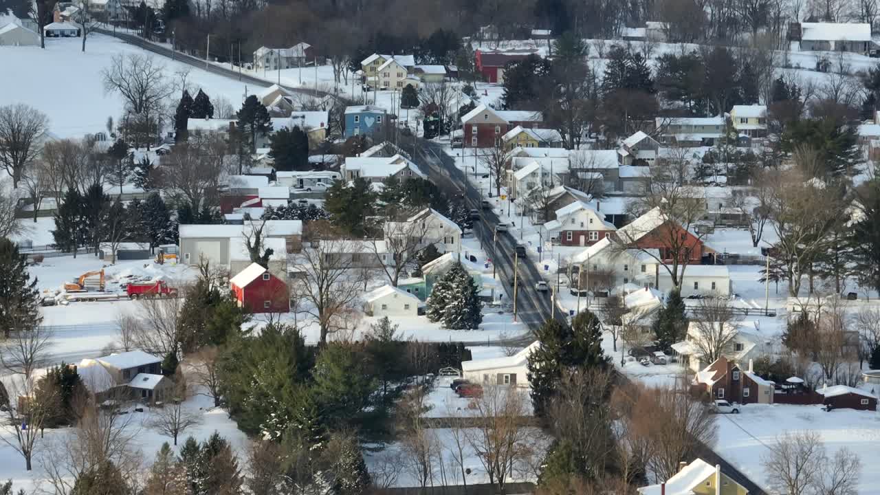 미국 마을에 있는 미국 가정의 긴  뷰