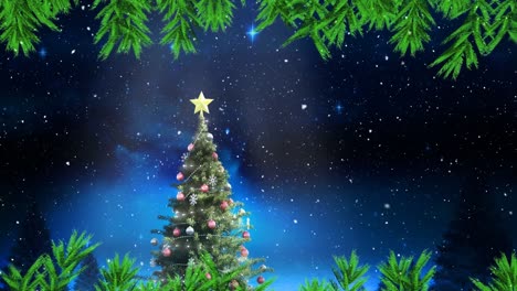 las ramas del árbol de navidad sobre la nieve cayendo en el árbol de navidad blanco contra las estrellas brillantes en el cielo nocturno
