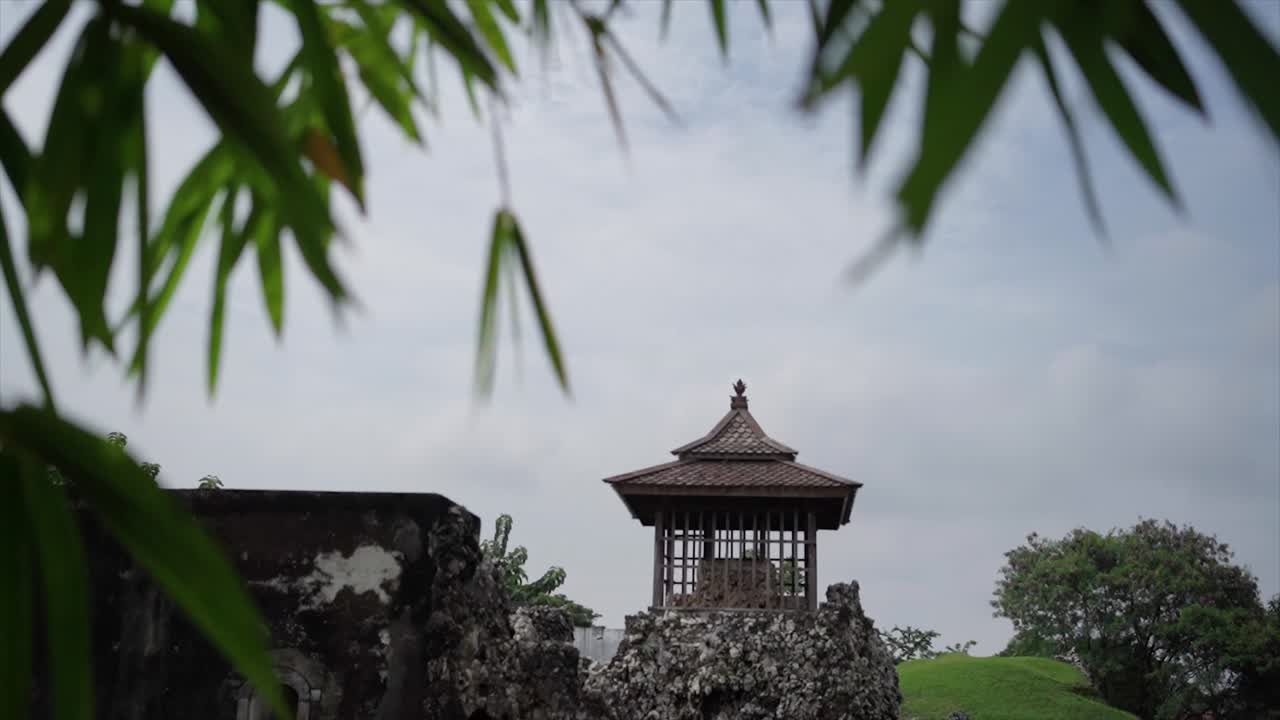 수냐라기 동굴 또는 타만 사리 구와 수냐라기 (taman sari guwa sunyaragi) 는 시레본 시에 위치한 인공 동굴로, 수냐라기 워터 파크 또는 타만사리 수냐라기 (tamansari sunyaragi) 라고 불리는 사원 같은 건물이 있다.