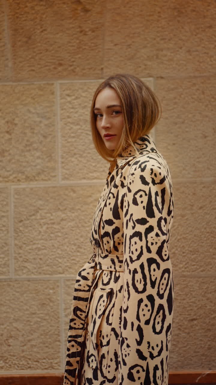 Kvinde i leopardprint trenchcoat