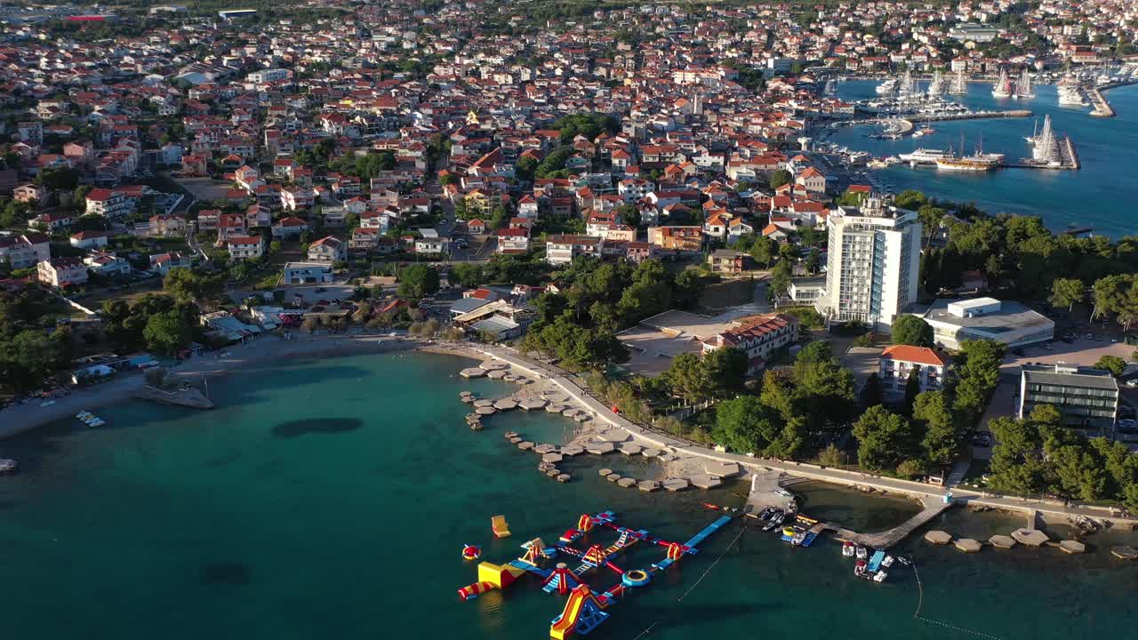 Adriyatik'teki Vodice Kasabası Görünümü, Hırvatistan, Dalmaçya'da Bir Turistik Yer - havadan drone çekimi