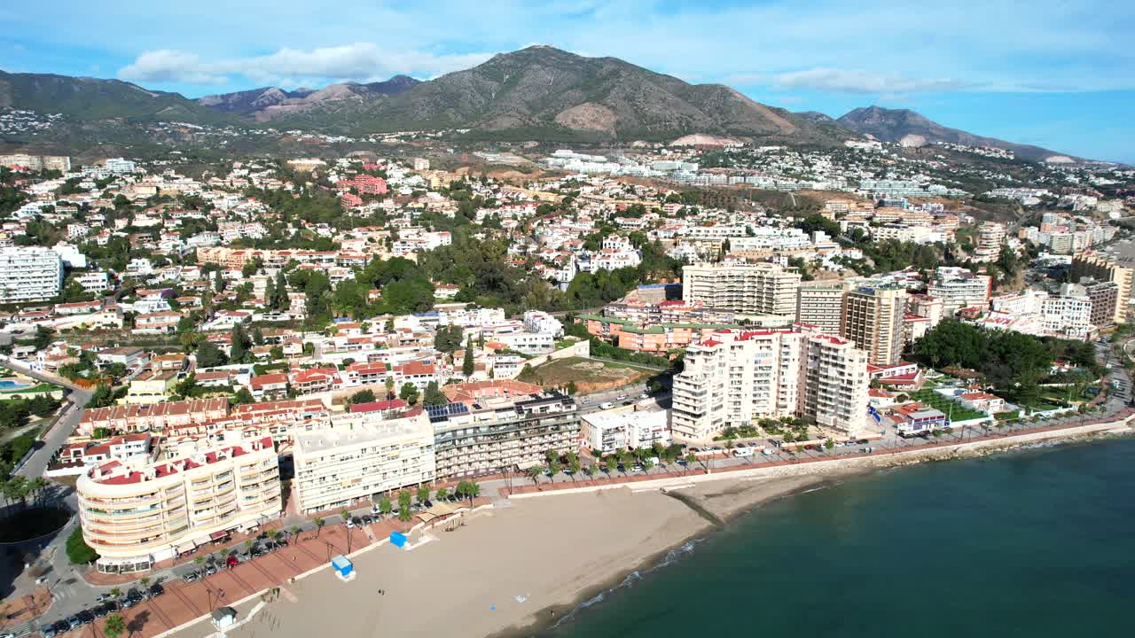 transiciones de descenso aéreo lento entre las vistas a la montaña y el hotel junto a la playa
