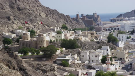 Panorama-De-La-Ciudad-Del-Viejo-Muscat-En-Omán,-Tiro-Ancho-De-Mano