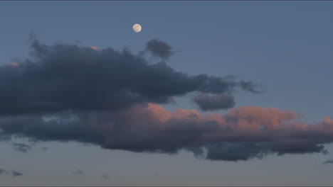 Vollmond-An-Einem-Bewölkten-Tag