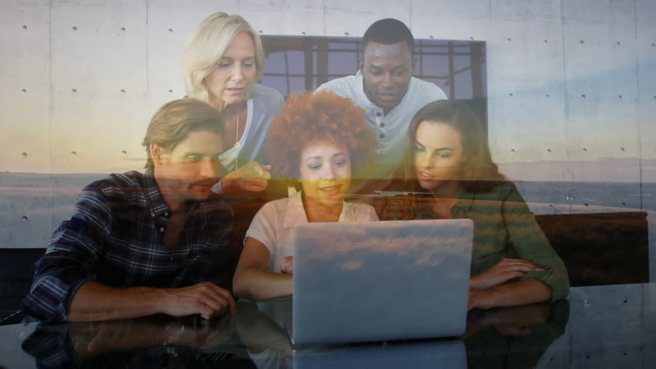 일몰과 함께 브레인스토밍을 하는 회의에서 사업가들의 애니메이션.