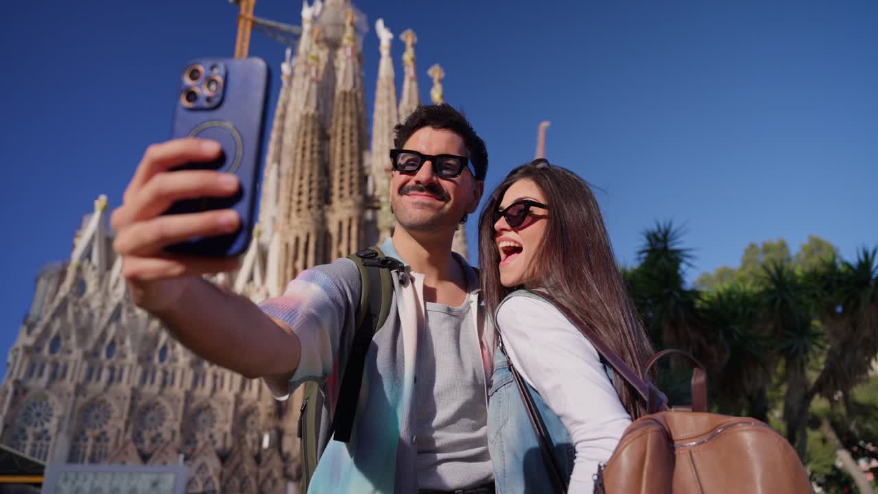 Coppia felice che si scatta un selfie di fronte alla Sagrada Familia