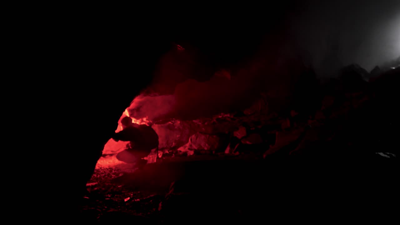 Soldaten in einer Höhle bei Nacht