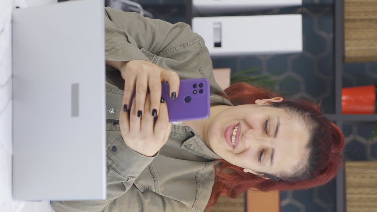 vídeo vertical de una mujer de negocios feliz bailando usando el teléfono.