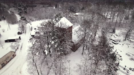 Alte-Steinkirche-In-Der-Lettischen-Landschaft,-Winterzeit