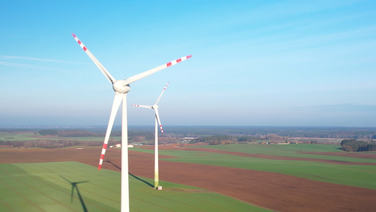 여름 동안 재생 가능한 에너지를 생산하는 산업용 풍력 발전소