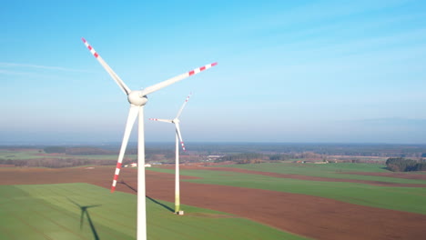 Industrielle-Windmühlen-Produzieren-Im-Sommer-Erneuerbare-Energie-Auf-Anbaufeldern