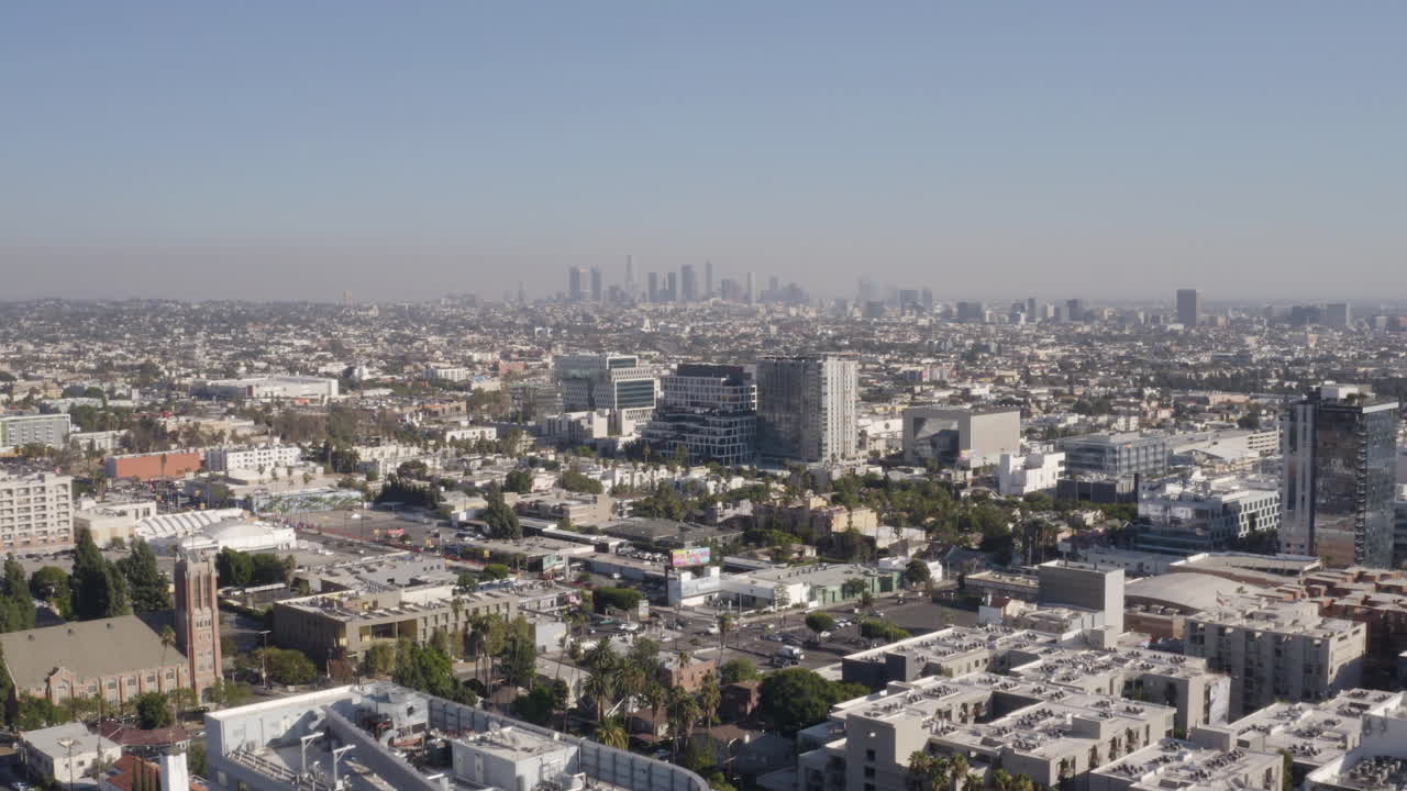 Sorvolando il centro di Hollywood con il centro di Los Angeles in lontananza