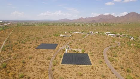 rotación aérea en una matriz de paneles solares en el desierto de sonora cerca de taliesin west, scottsdale, arizona