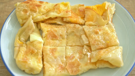 Roti-Frito-Con-Huevo-Y-Leche-Condensada-Azucarada