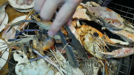 tailandia mariscos asiáticos a la parrilla en carbón caliente