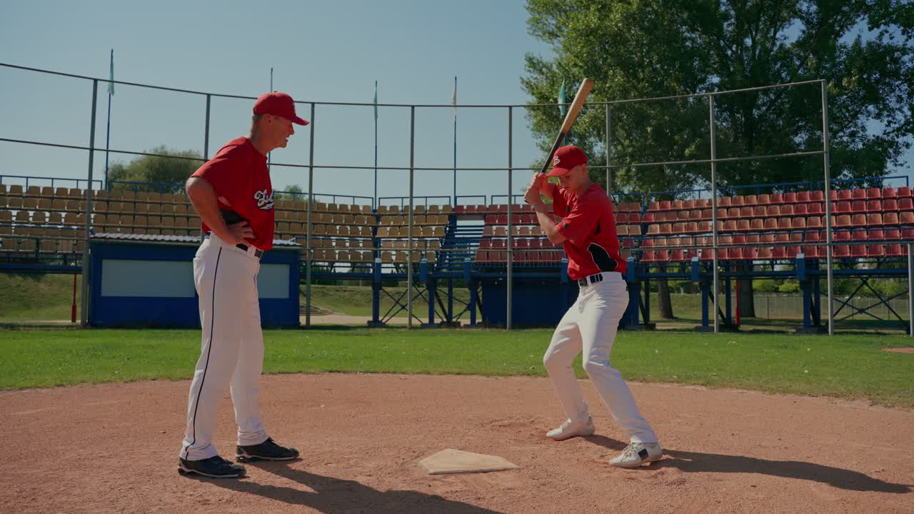 Giocatori di baseball sul campo