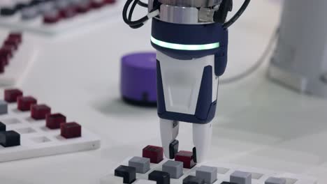 un cobot, o robot colaborativo, es un robot destinado a la interacción directa entre humanos y robots dentro de un espacio compartido, o donde los humanos y los robots están en proximidad.