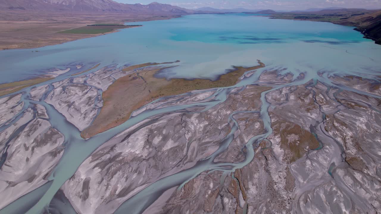 vuelo aéreo sobre el río godley trenzado volando hacia la desembocadura del lago tekapo con las montañas al fondo pt 3