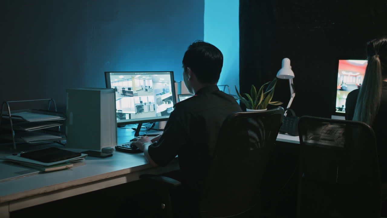 Due guardie giurate asiatiche che lavorano in una sala di sorveglianza