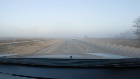 siguiendo a otro automóvil en una mañana nublada con poca visibilidad - punto de vista de conducción