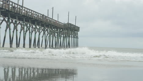 Wellen,-Die-In-Zeitlupe-Unter-Dem-Ocean-Isle-Pier-Zusammenbrechen